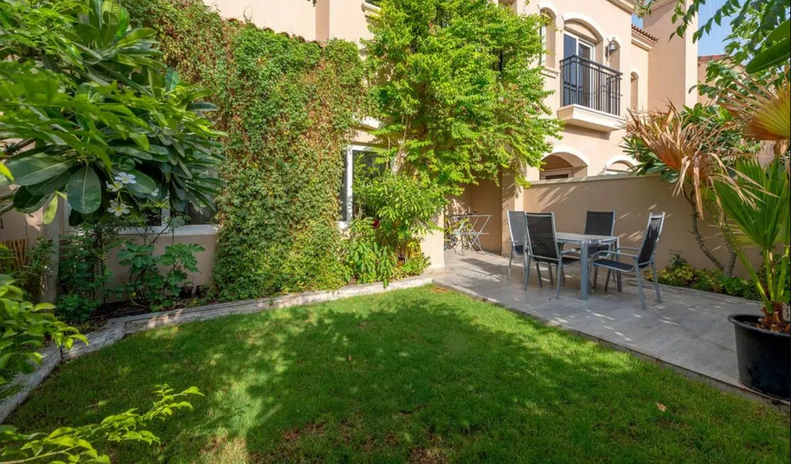 Villa with Lawn in Casa Dora