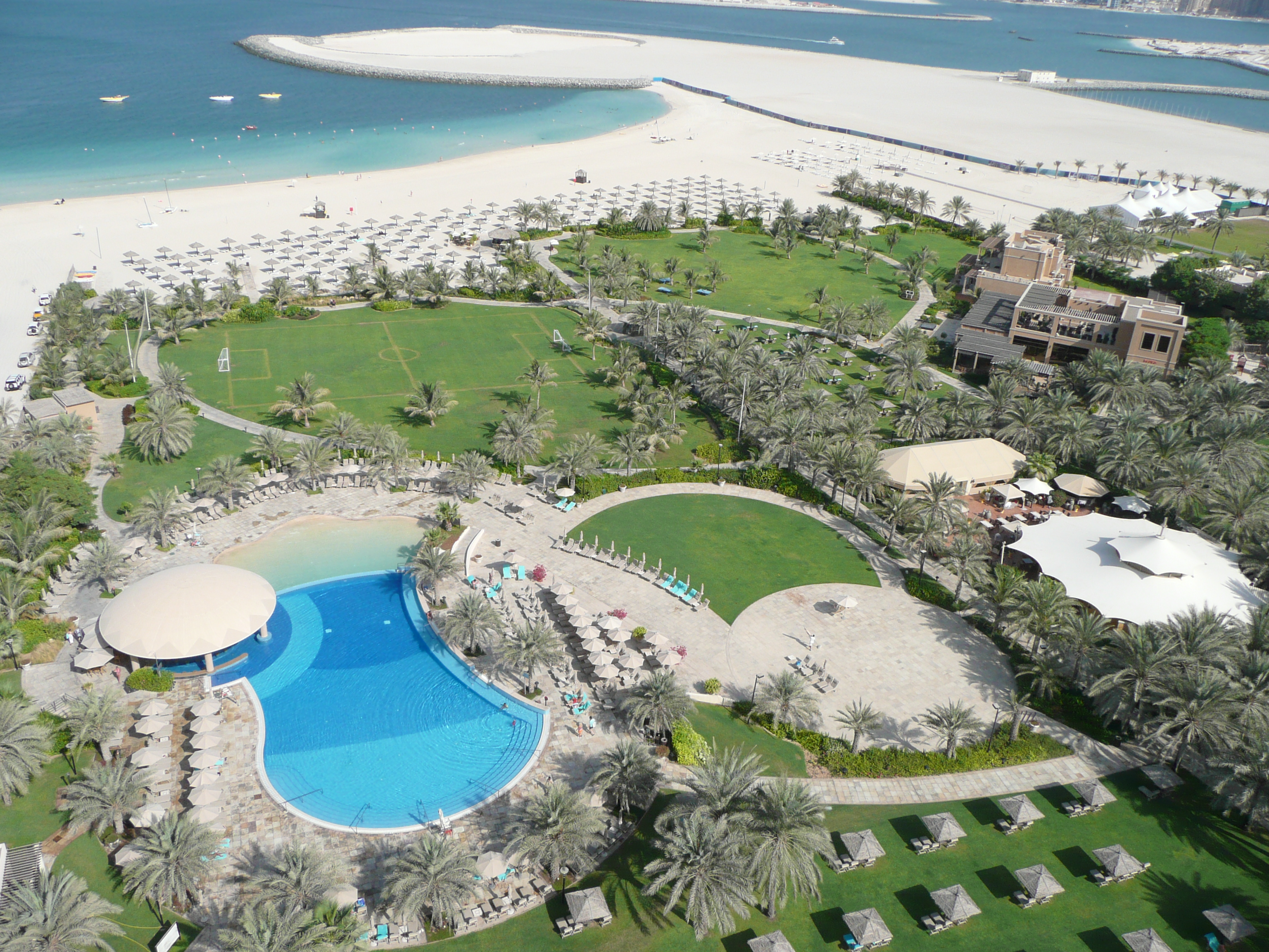 Beach_from_Le_Royal_M&eacute;ridien_Beach_Resort_and_Spa_in_Dubai