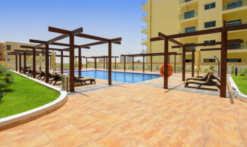 Pool in Azizi Iris