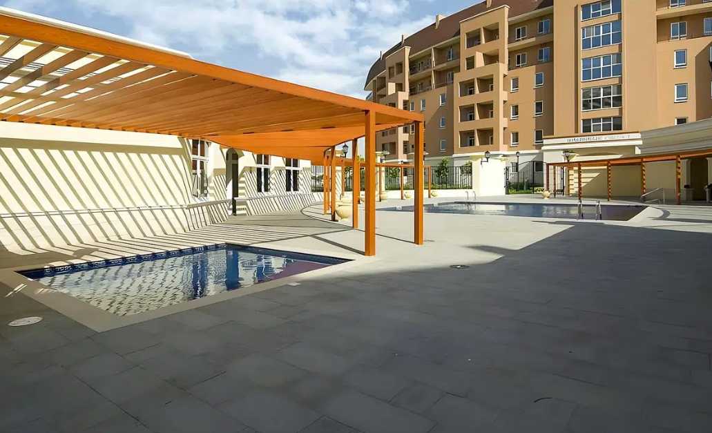 Pool in Norton Court 4