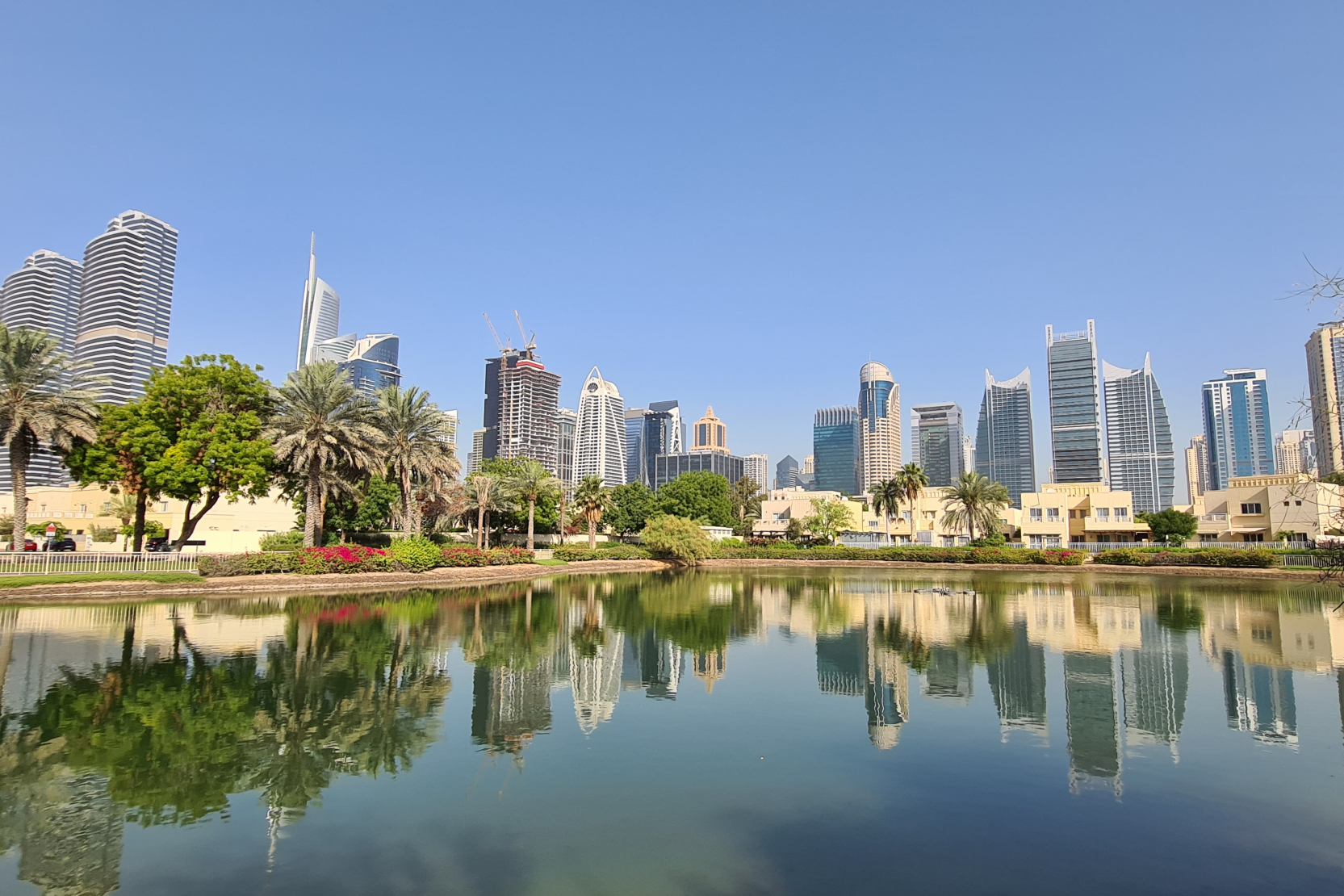 Villas with lake view for sale in Meadows